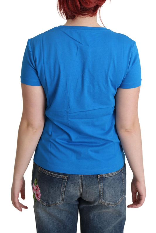 Woman wearing blue t-shirt and jeans