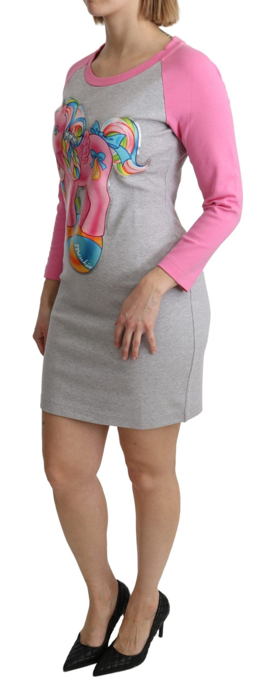 Woman wearing a gray dress with pink sleeves