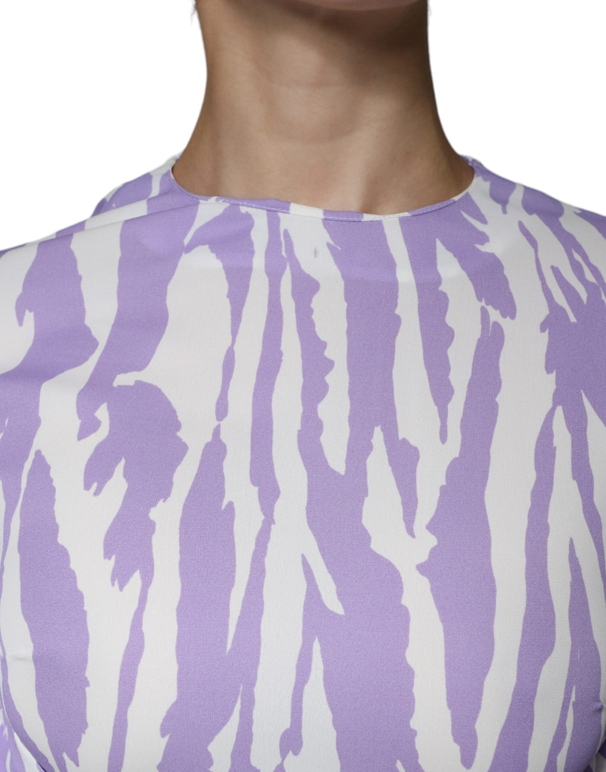 A purple and white patterned maxi dress with short sleeves, made of viscose