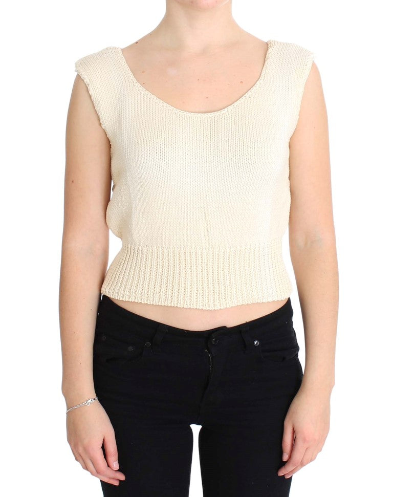 Woman wearing a cropped knit sweater and jeans