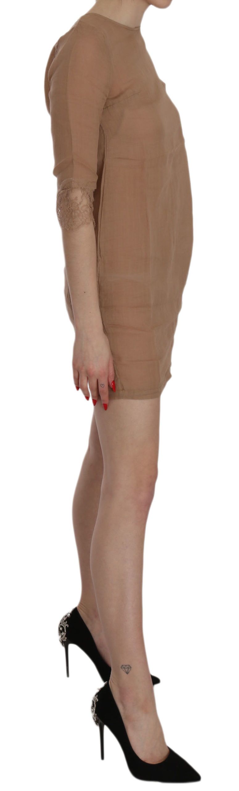 A woman wearing a brown, short-sleeved shift dress