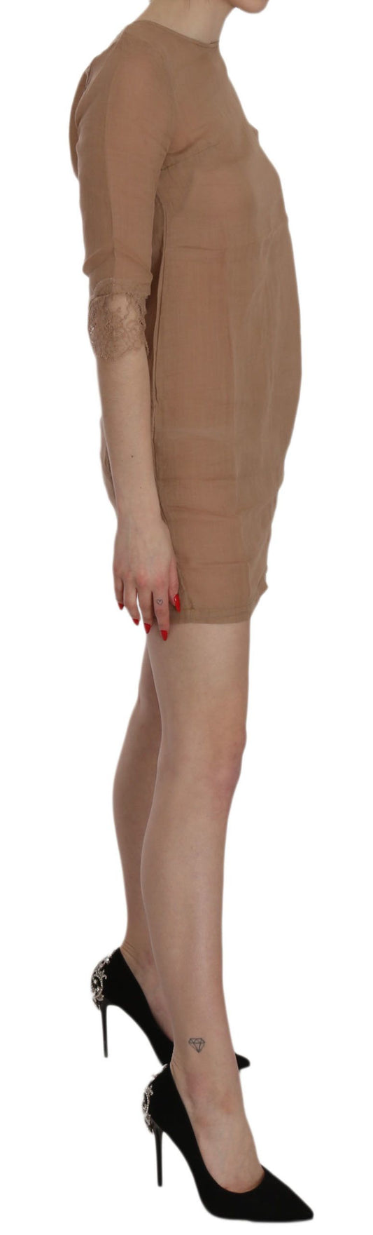 A woman wearing a brown, short-sleeved shift dress