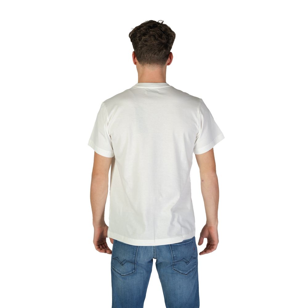 Man wearing white t-shirt and blue jeans