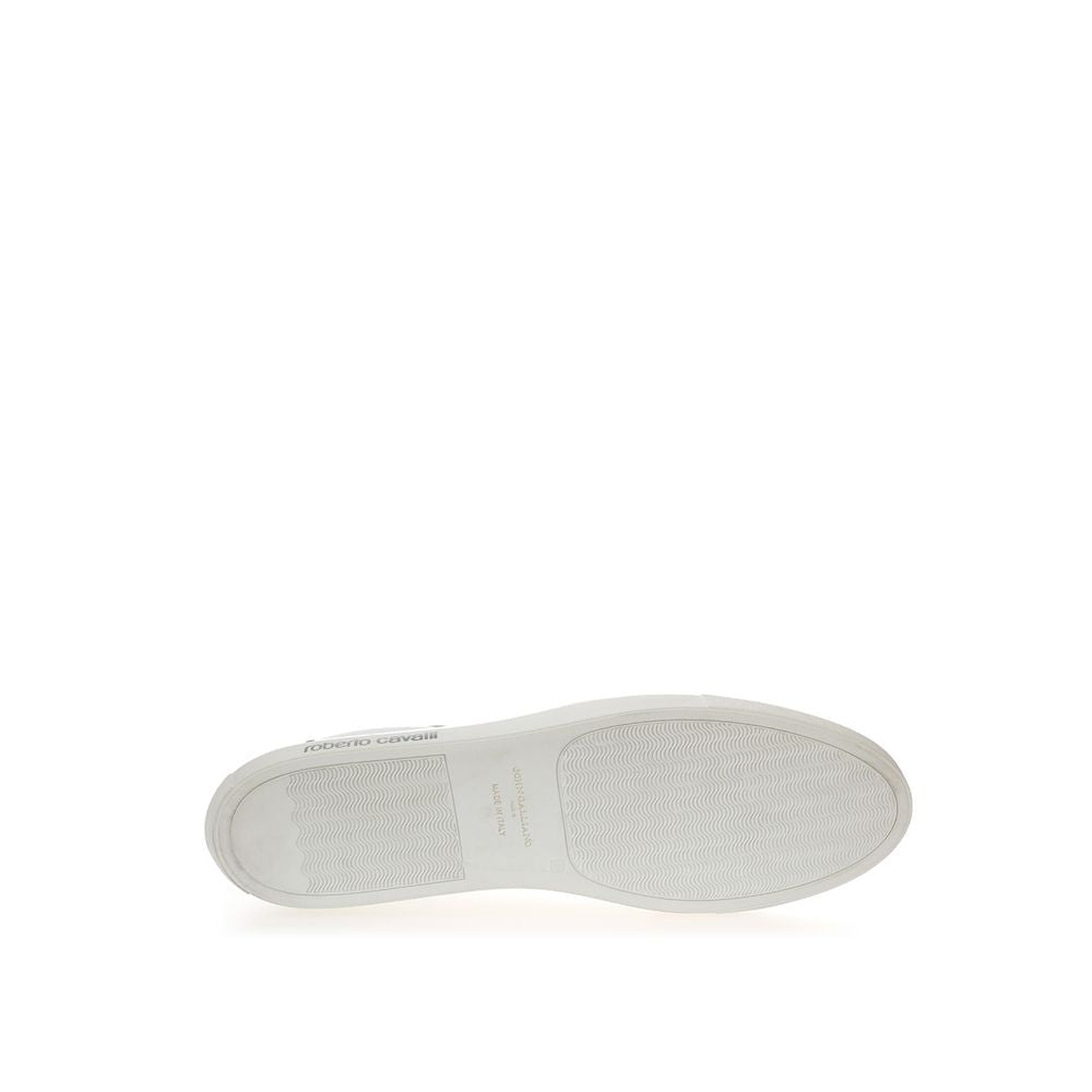 White sneaker with a textured sole