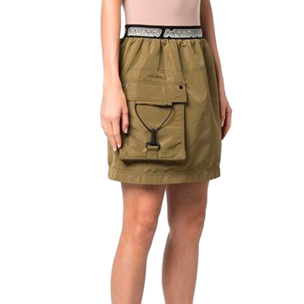 Woman wearing a short skirt with pockets on the sides