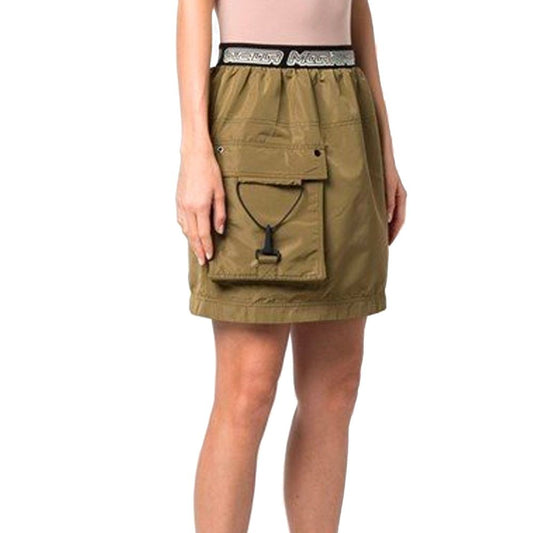 Woman wearing a short skirt with pockets on the sides