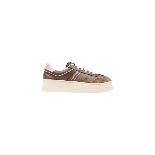 Brown sneaker with pink laces