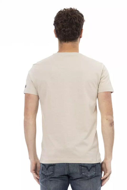 Man wearing a beige t-shirt