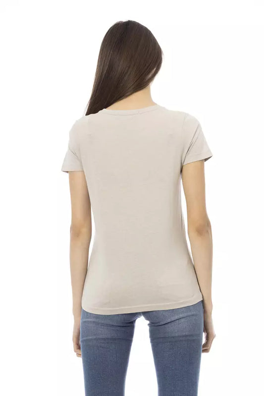 Woman wearing a beige top