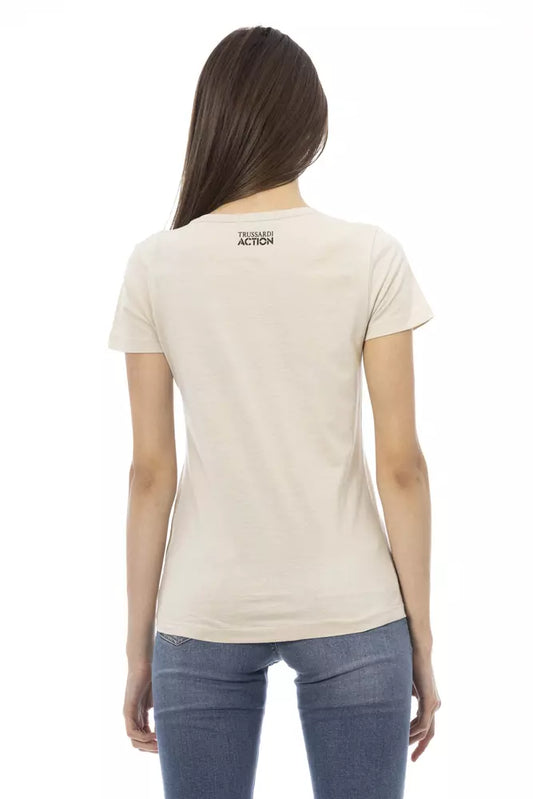 Woman wearing a beige t-shirt