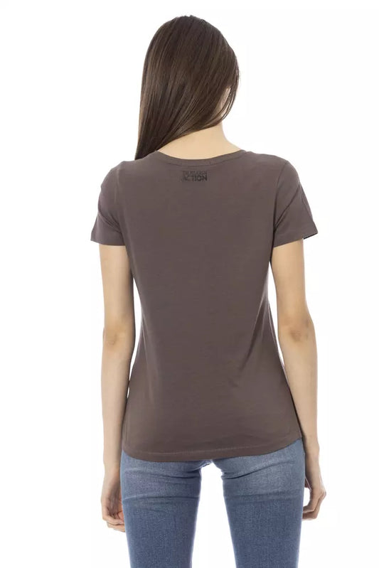 Brown short sleeve t-shirt on a woman's back