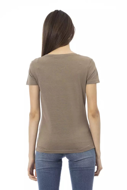 Woman wearing a beige t-shirt