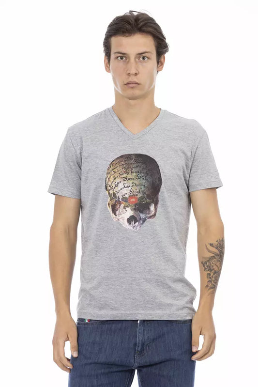 Man wearing gray t-shirt with skull design