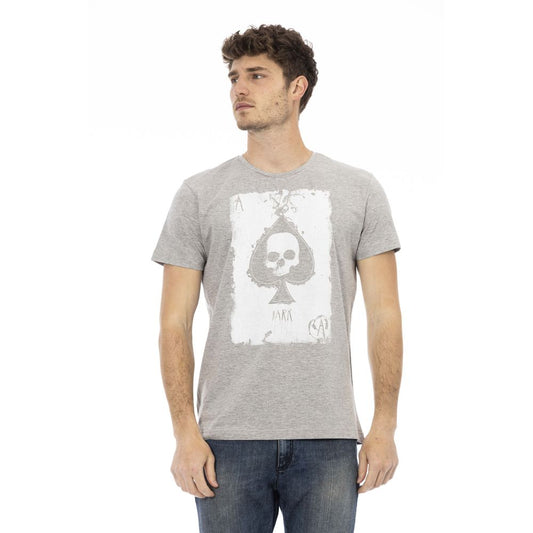 Man wearing gray t-shirt with skull design