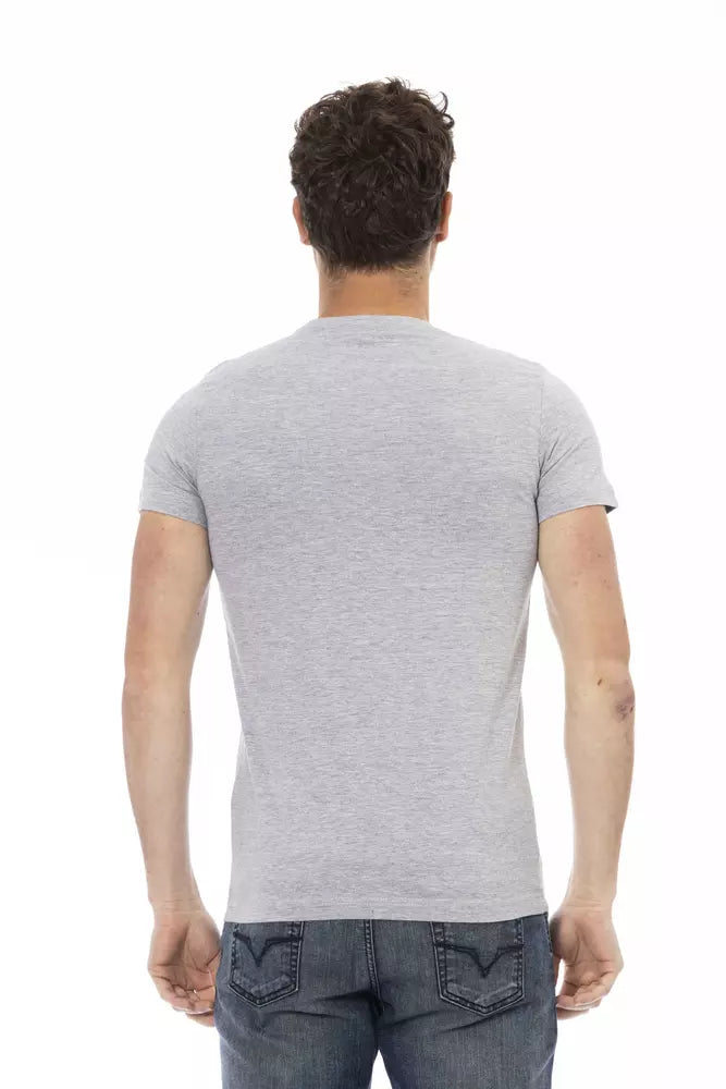 Man wearing gray t-shirt and blue jeans
