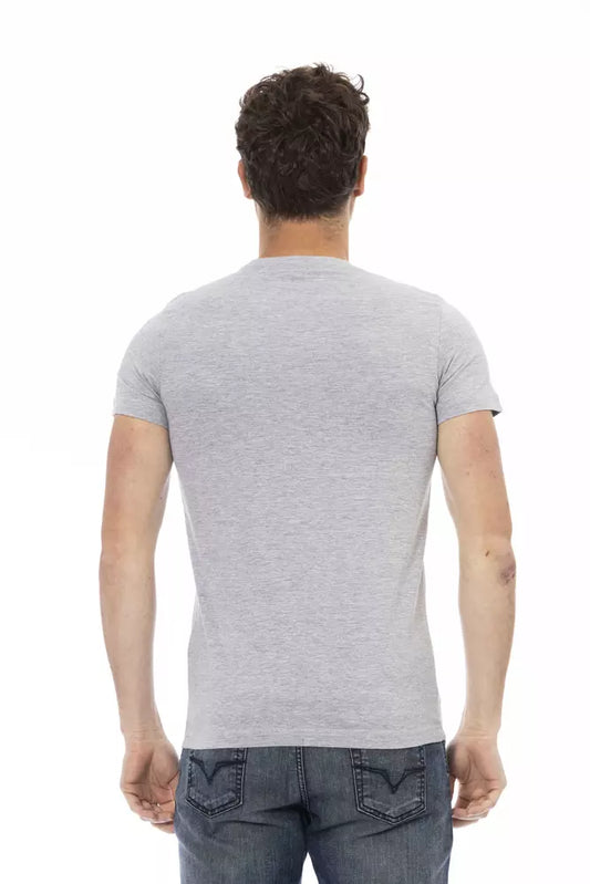 Man wearing gray t-shirt and blue jeans
