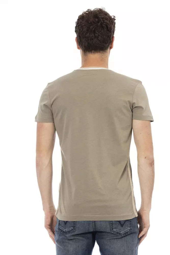 Man wearing a beige t-shirt