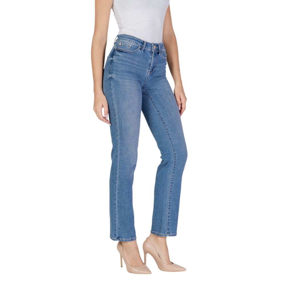 Woman wearing high waisted jeans and heels