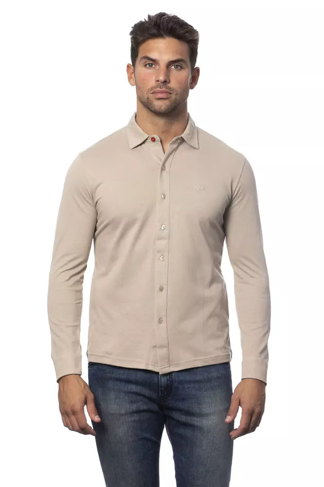 Man wearing beige shirt and blue jeans