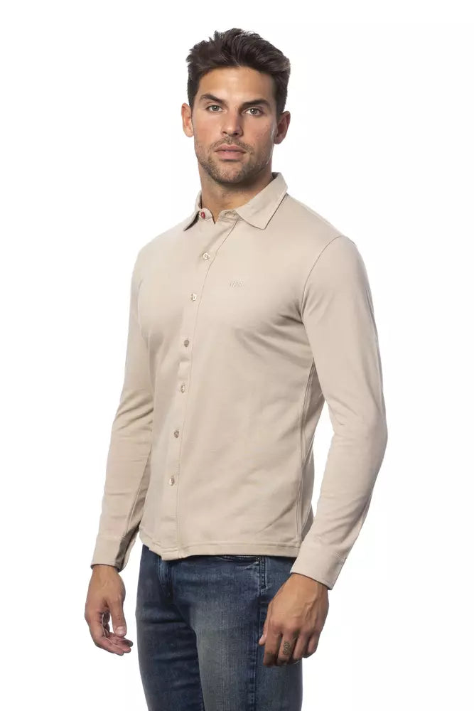 Man wearing a beige shirt and blue jeans