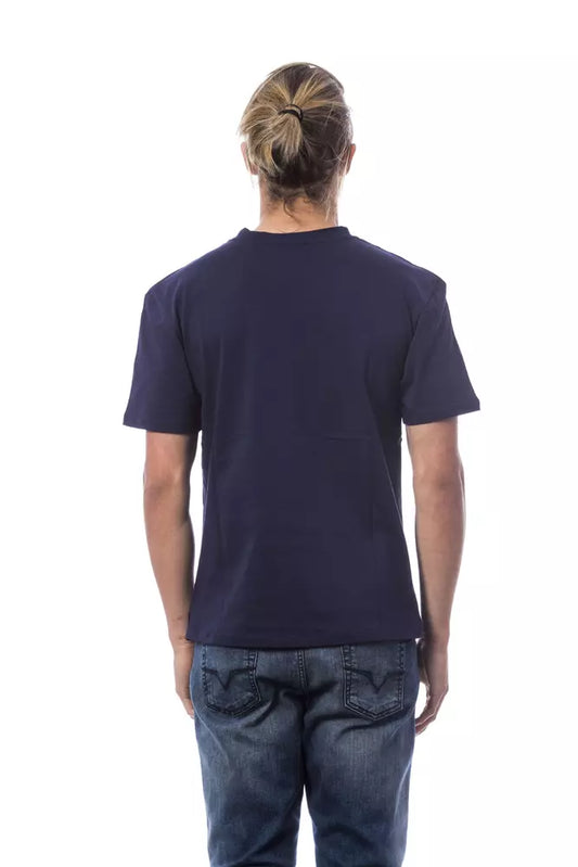 Man wearing dark blue t-shirt and jeans