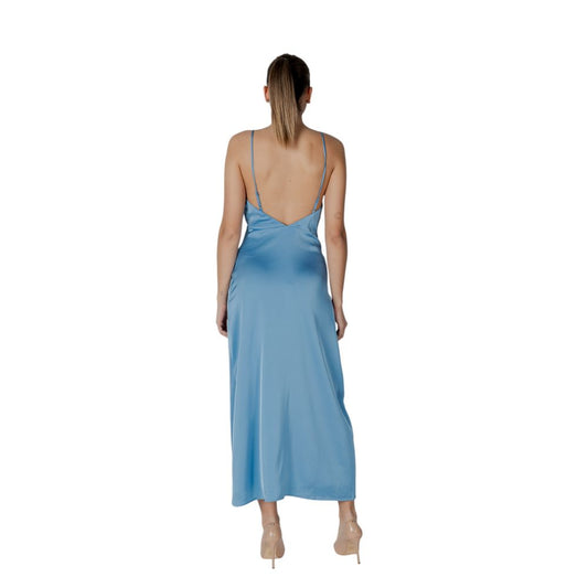 A long turquoise dress with a backless design, made of polyester fabric